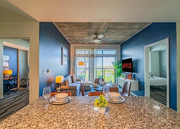 Alluring 2bd - Dt - Gym, Pool, Parking - Sleeps 8 Phoenix