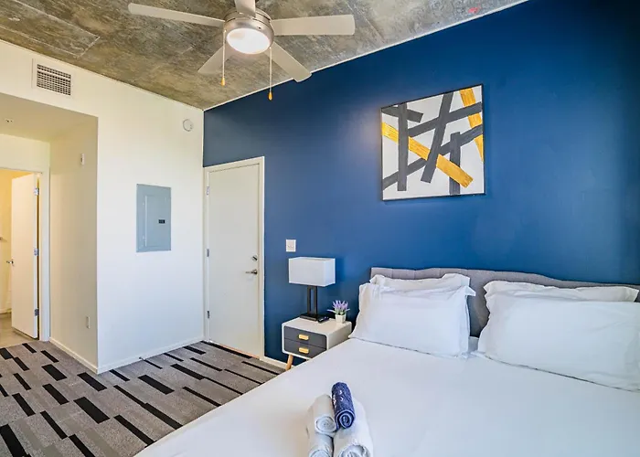 Alluring 2bd - Dt - Gym, Pool, Parking - Sleeps 8