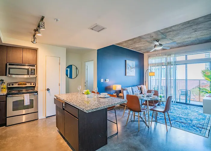 Alluring 2bd - Dt - Gym, Pool, Parking - Sleeps 8 Apartment