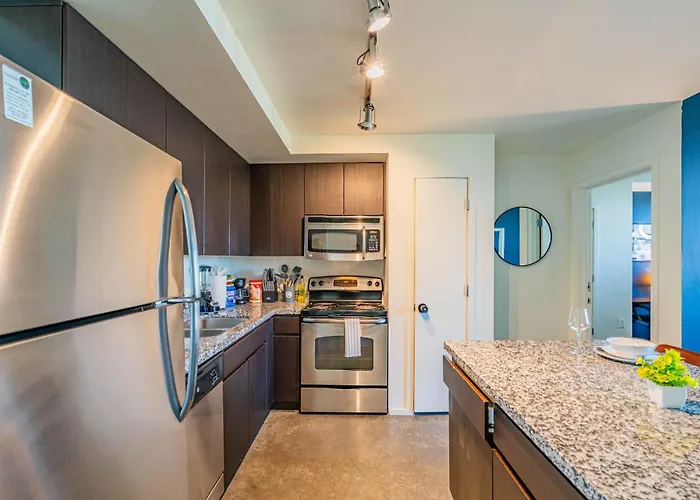 Alluring 2bd - Dt - Gym, Pool, Parking - Sleeps 8 Apartment Phoenix