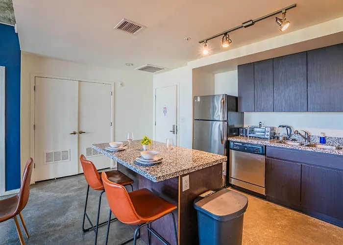Alluring 2bd - Dt - Gym, Pool, Parking - Sleeps 8