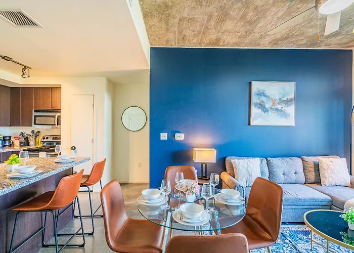 Alluring 2bd - Dt - Gym, Pool, Parking - Sleeps 8 Apartment *