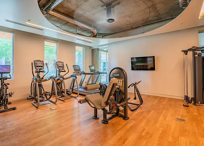 Alluring 2bd - Dt - Gym, Pool, Parking - Sleeps 8 Apartment