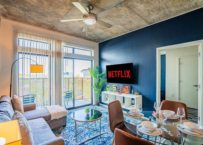 Alluring 2bd - Dt - Gym, Pool, Parking - Sleeps 8