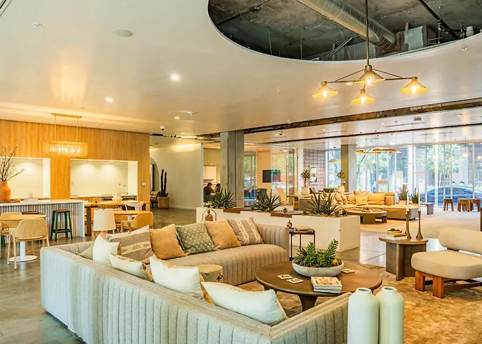 Alluring 2bd - Dt - Gym, Pool, Parking - Sleeps 8