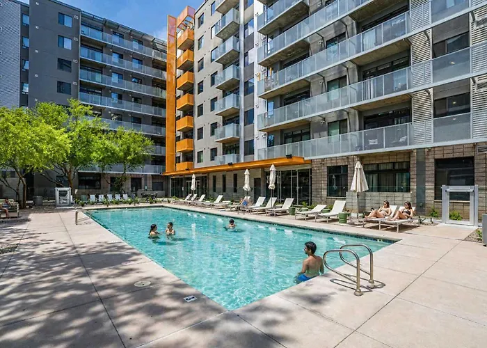 Alluring 2bd - Dt - Gym, Pool, Parking - Sleeps 8 Apartment *