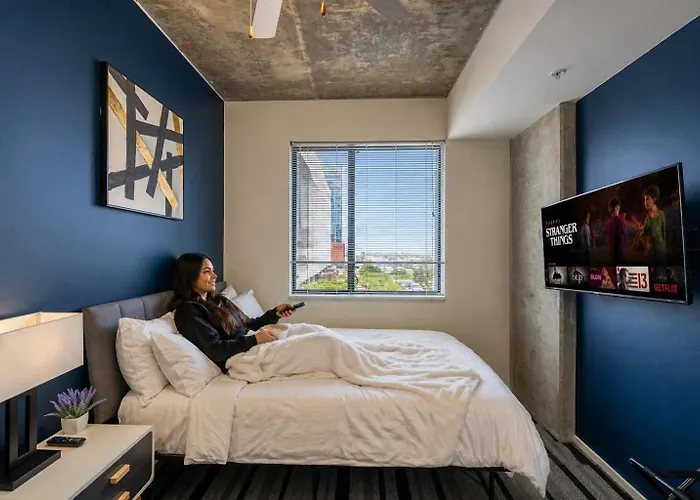 Alluring 2bd - Dt - Gym, Pool, Parking - Sleeps 8 Phoenix