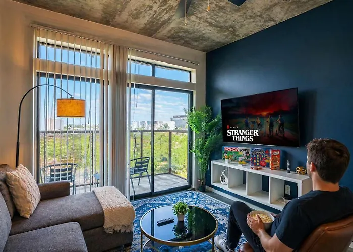 Alluring 2bd - Dt - Gym, Pool, Parking - Sleeps 8 Apartment Phoenix