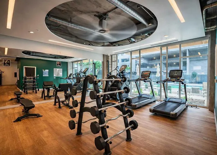 Alluring 2bd - Dt - Gym, Pool, Parking - Sleeps 8
