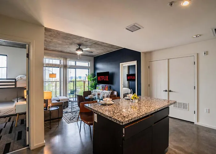 Alluring 2bd - Dt - Gym, Pool, Parking - Sleeps 8 *