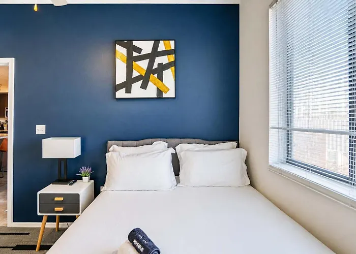 Alluring 2bd - Dt - Gym, Pool, Parking - Sleeps 8 Apartment *