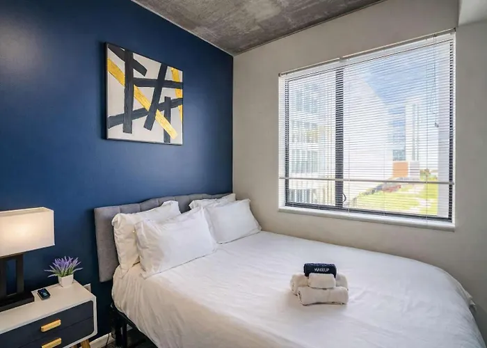 Alluring 2bd - Dt - Gym, Pool, Parking - Sleeps 8 Apartment Phoenix