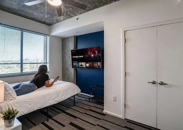 Apartment Alluring 2bd - Dt - Gym, Pool, Parking - Sleeps 8