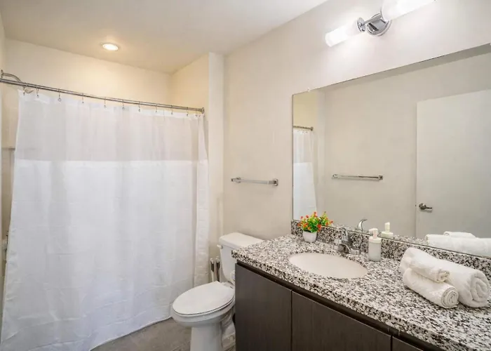 Alluring 2bd - Dt - Gym, Pool, Parking - Sleeps 8