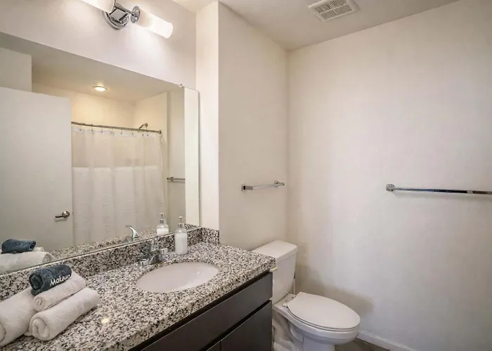 Alluring 2bd - Dt - Gym, Pool, Parking - Sleeps 8 *