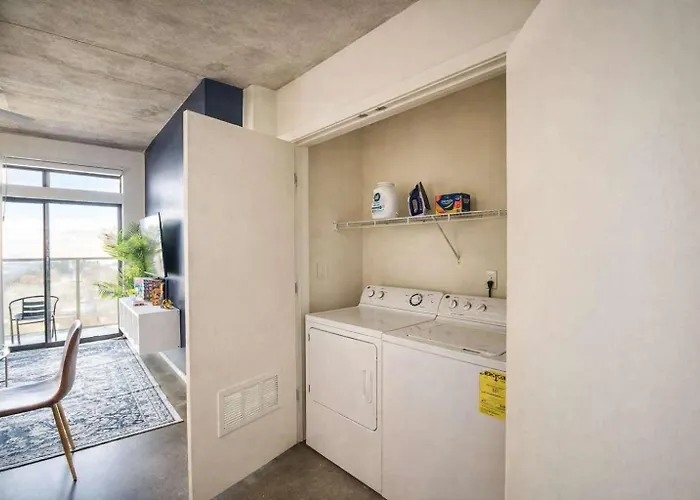 Alluring 2bd - Dt - Gym, Pool, Parking - Sleeps 8